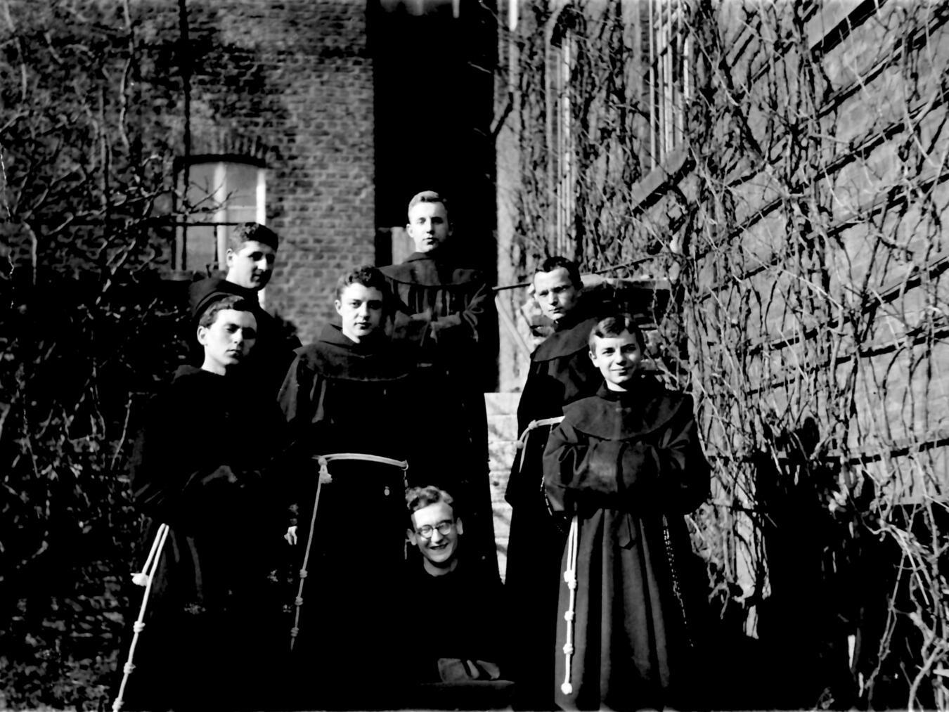 Der aus Rees stammende Pater Heinrich Marxen (vorne rechts) am Tag seiner Einkleidung 1930 mit seinen Confratres. Foto: Familie Jay