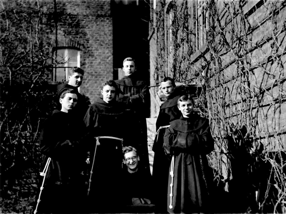 Der aus Rees stammende Pater Heinrich Marxen (vorne rechts) am Tag seiner Einkleidung 1930 mit seinen Confratres. Foto: Familie Jay