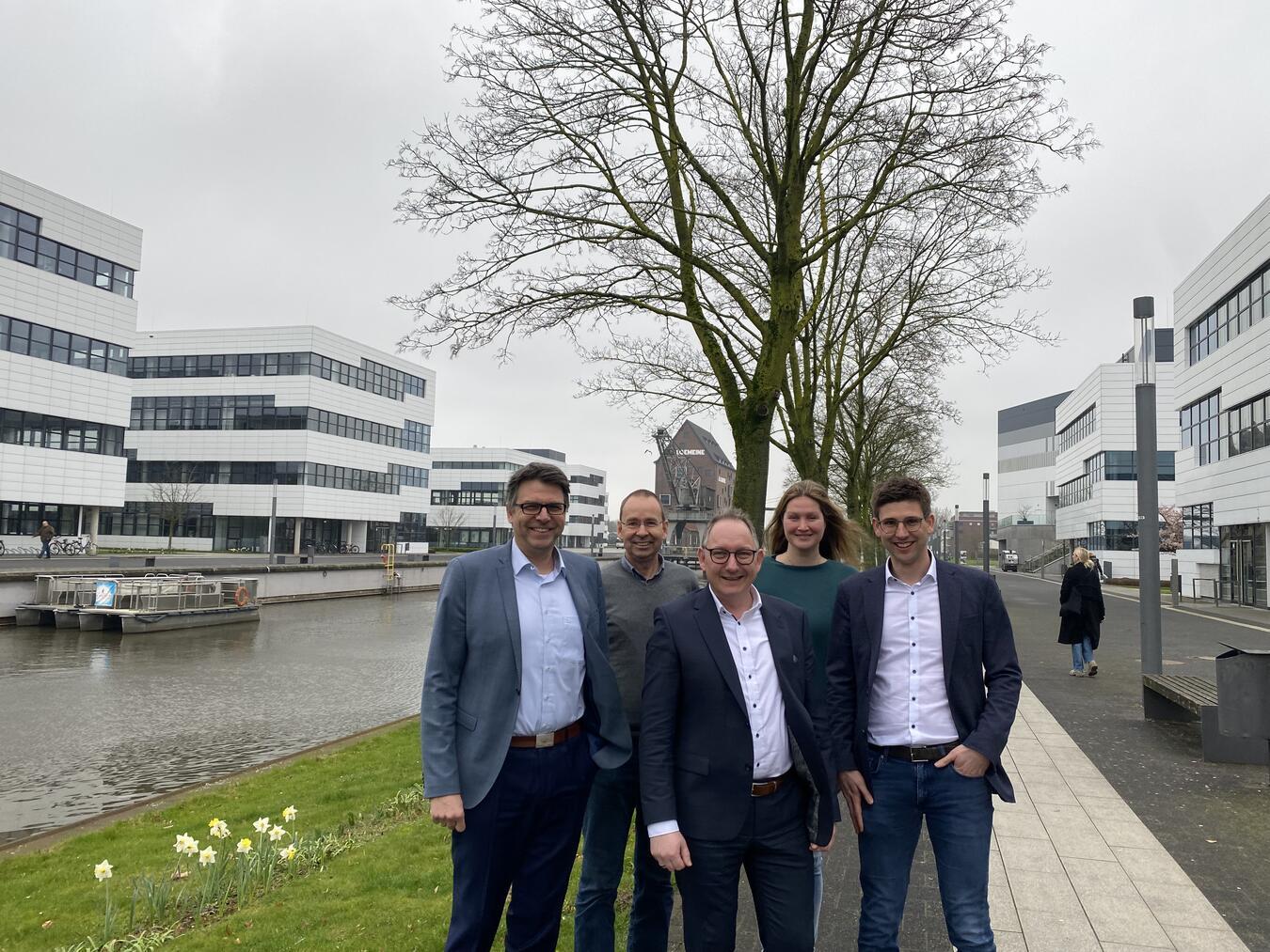 Der Austausch zwischen der Hochschule Rhein-Waal und der Stadt Rees wurde mit einem Gang über den Campus Kleve abgerundet: (v. l.) Hochschulpräsident Prof. Dr. Oliver Locker-Grütjen, Dr. Gerhard Heusipp, Bürgermeister Sebastian Hense, Lisa Waberg und Jörn Franken. Foto: Hochschule Rhein-Waal