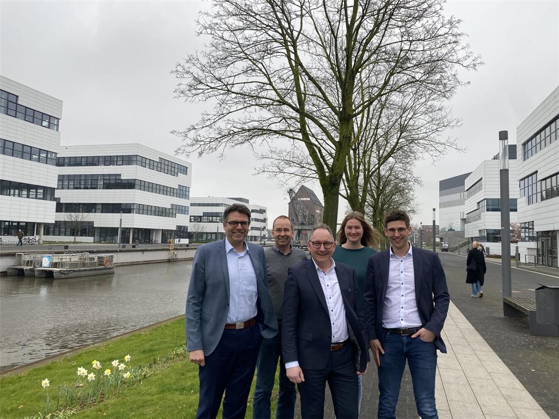 Der Austausch zwischen der Hochschule Rhein-Waal und der Stadt Rees wurde mit einem Gang über den Campus Kleve abgerundet: (v. l.) Hochschulpräsident Prof. Dr. Oliver Locker-Grütjen, Dr. Gerhard Heusipp, Bürgermeister Sebastian Hense, Lisa Waberg und Jörn Franken. Foto: Hochschule Rhein-Waal