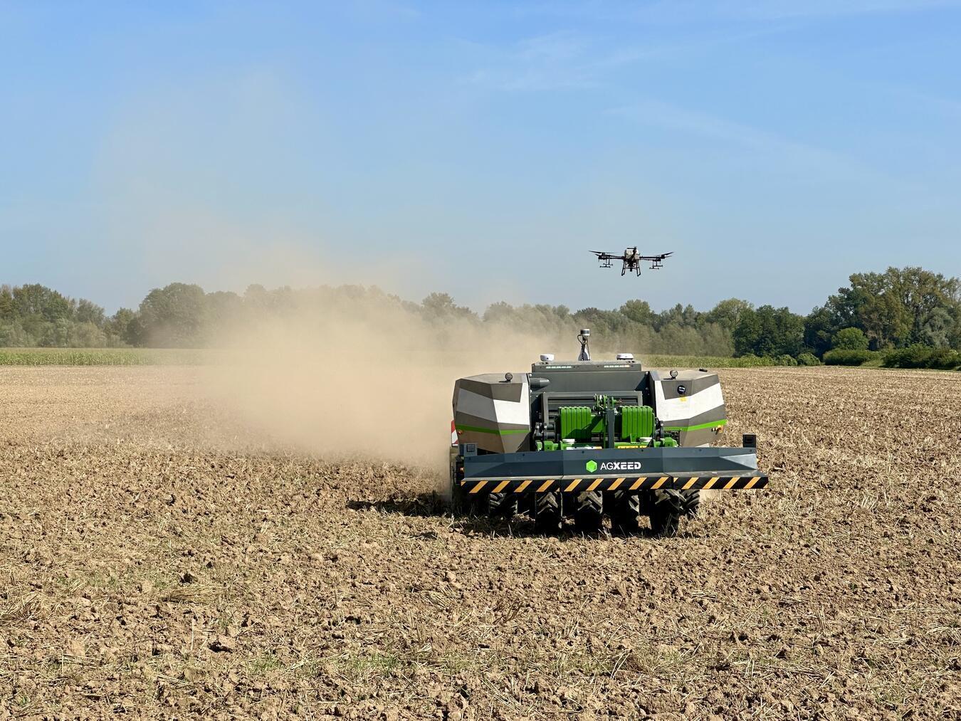 Der autonome Schlepper und die Drohne bei der Arbeit. NN-Foto: SP