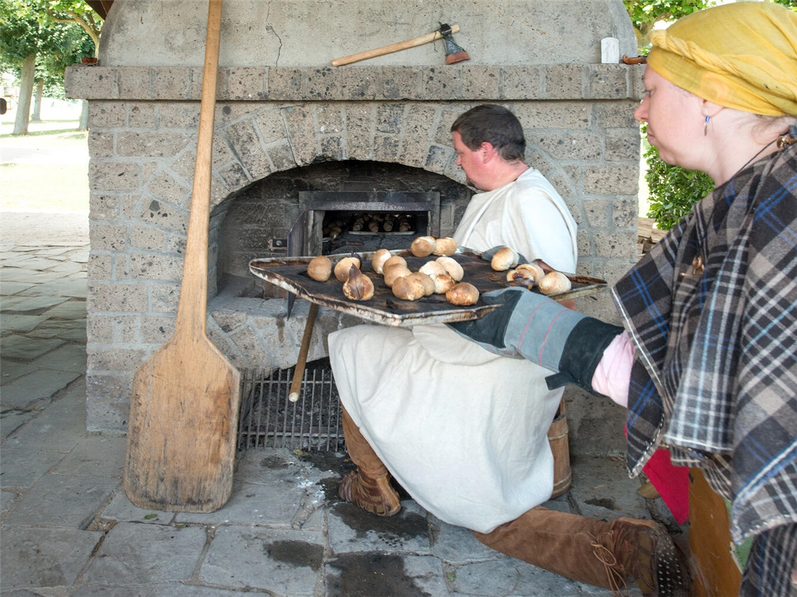 Der Bäcker am römischen Ofen. Foto: Axel Thünker DGPh
