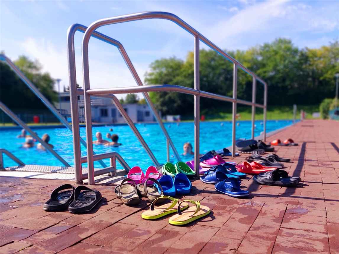 "Eröffnung Freibadsaison Kevelaer, Besucher genießen sonnigen Tag im Freibad, Bäderverein veranstaltet Event"