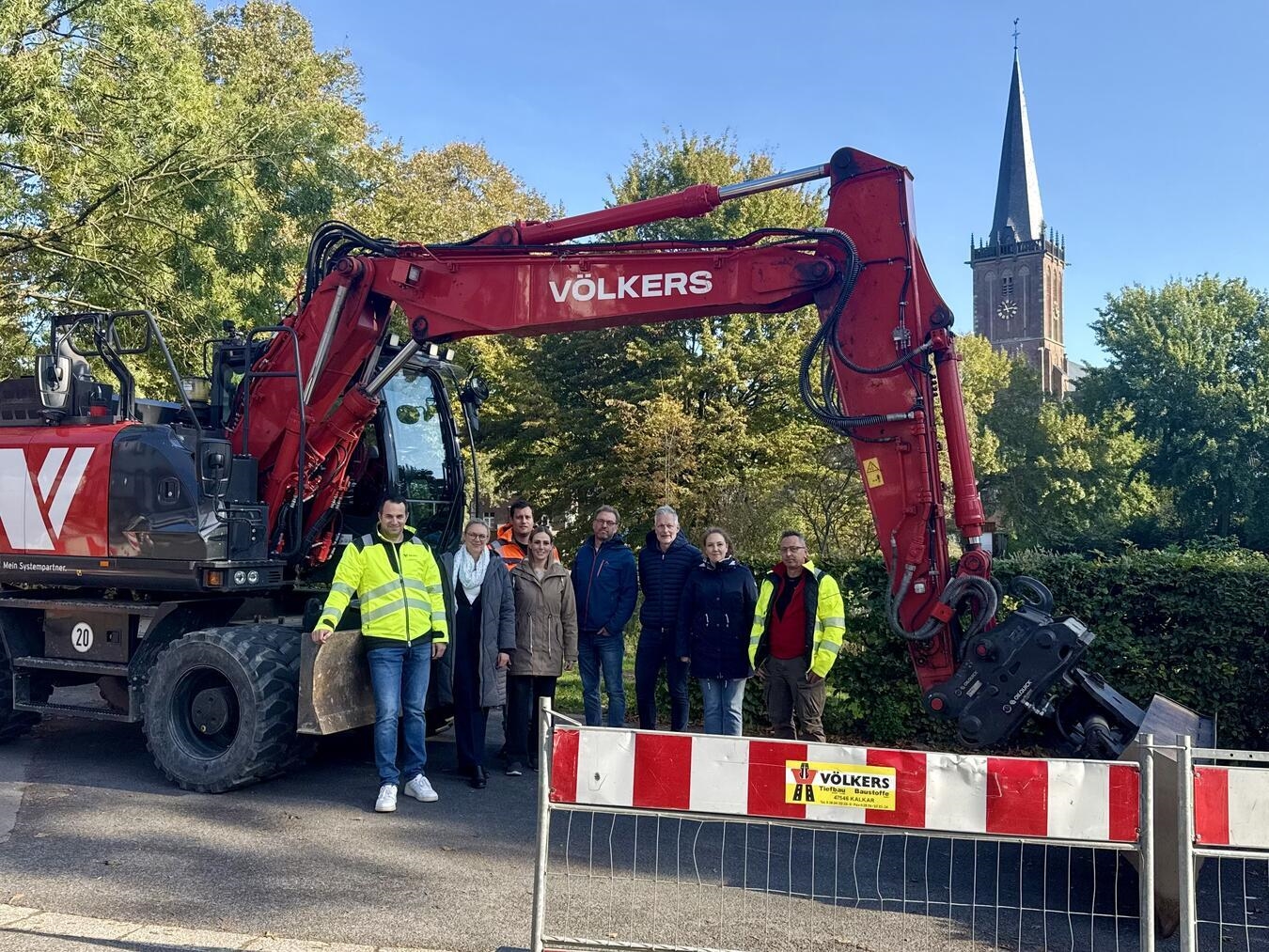 Der Bagger ist schon da: Die Stadt Kalkar und die ausführenden Unternehmen stellten die Maßnahmen vor. NN-Foto: SP