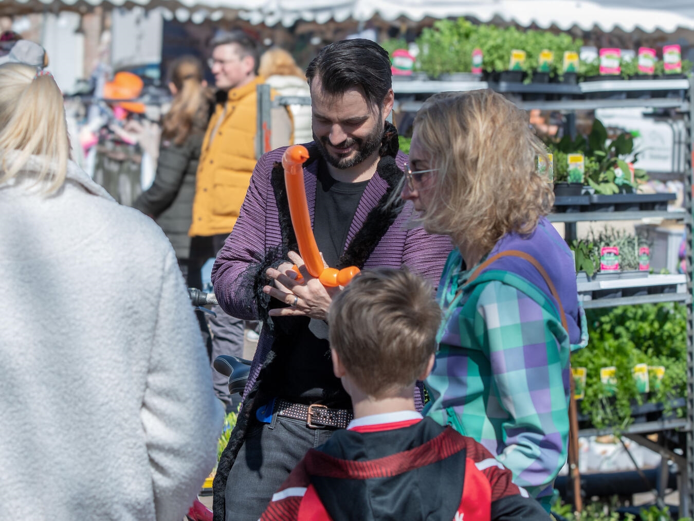 Der Ballonkünstler Maik Schugt ist auch in diesem Jahr wieder mit dabei und unterhält die kleinen Gäste. NN-Foto: Gerry Seybert