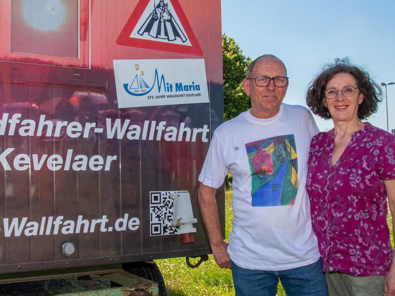 Motorradfahrer pilgern
wieder zur Gottesmutter Der Bauwagen an der B9 weist auf die motorisierten Pilger hin: Elisabeth und Heinz-Peter „Ange“ Angenendt begleiten die Wallfahrt der Motorradfahrer seit 40 Jahren.Foto: Bischöfliche Pressestelle / Christian Breuer