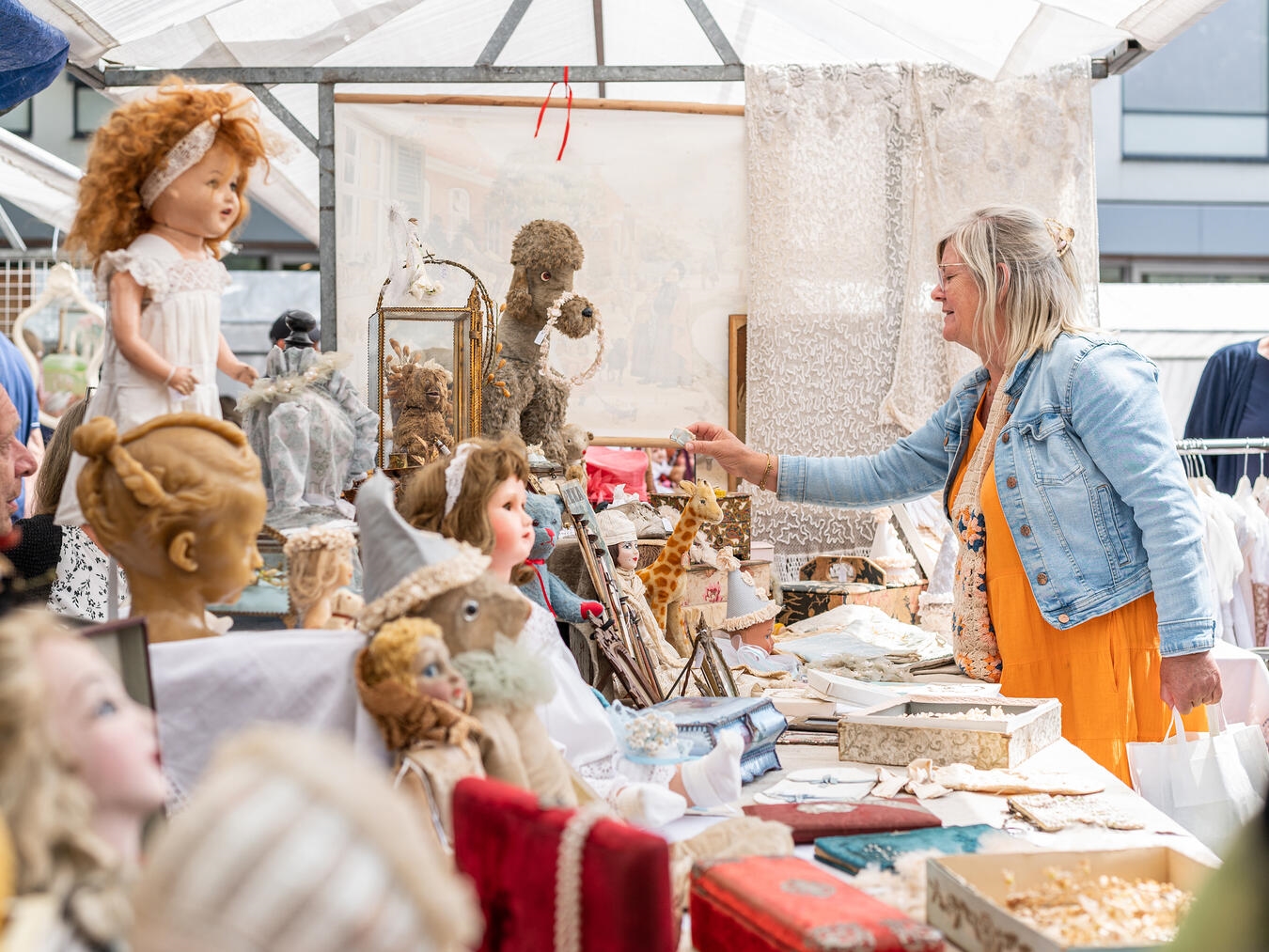 "Vintage & Brocante Markt auf Flujasplein, antike Schätze und Raritäten, letzter Sonntag im Monat"