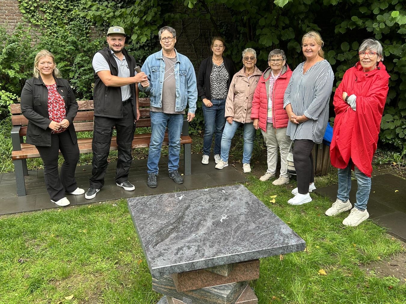 "Plauderbank im Zentrum von Sonsbeck als Treffpunkt für Nachbarschaft und gemeinschaftliches Miteinander"