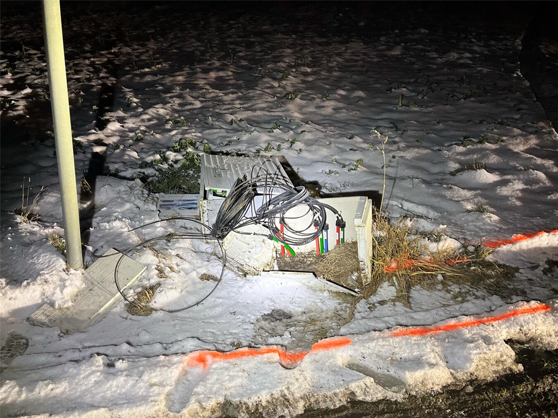 Der beschädigte Stromkasten in Kapellen.Foto: Polizei
