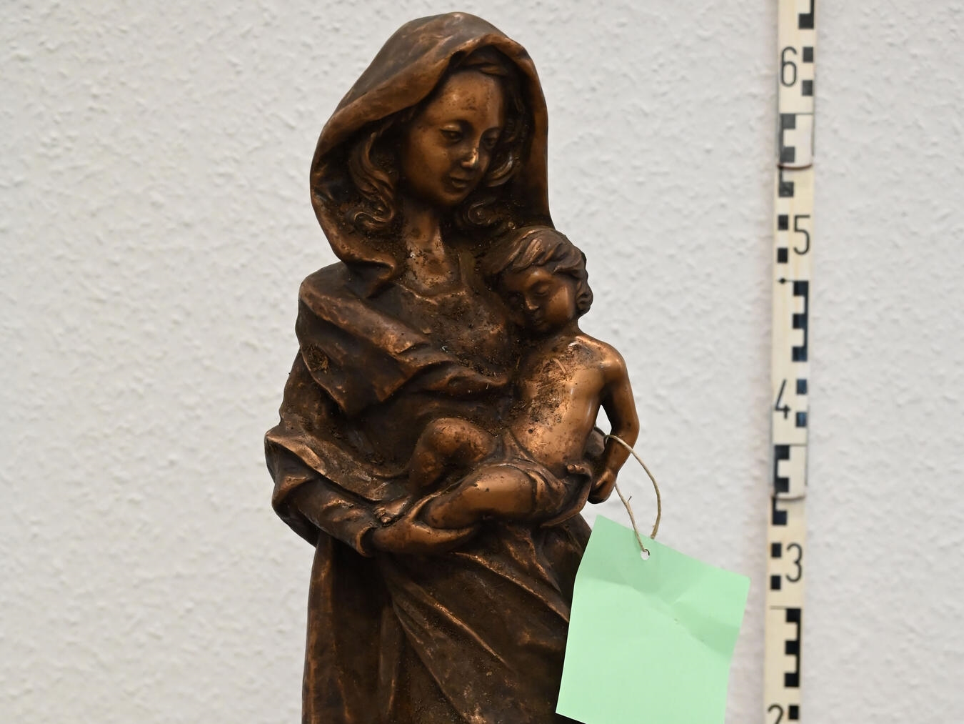 Der Besitzer dieser aufgefundenen Bronzefigur wird von der Polizei gesucht. Foto: Polizei