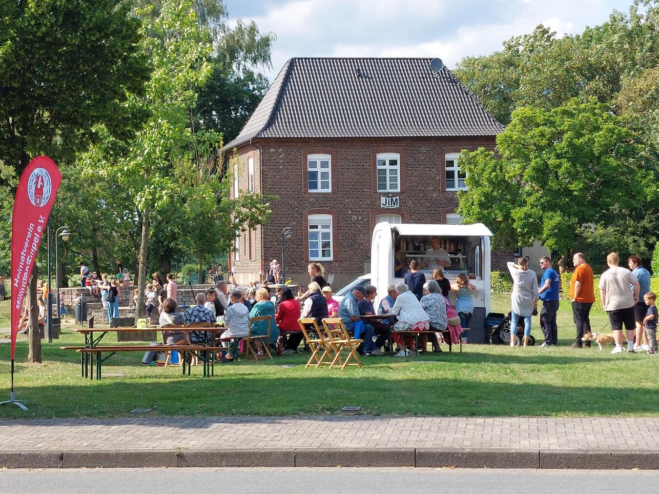 Der Besuch eines mobilen Eiswagens – diesmal aus Goch – gehört nicht nur zum „Sommerprogramm“ in Millingen, sondern auch zum Frühlingserwachen. Foto: privat