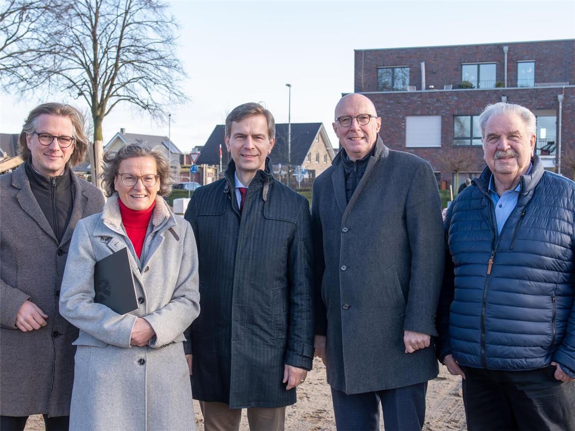 Der Besuch von Ministerin Ina Scharrenbach (2.v.l.) in Kevelaer hat stets einen erfreulichen Anlass, so Kevelaers Bürgermeister Dr. Dominik Pichler (l.). Auch bei ihrem jüngsten Besuch hatte Scharrenbach einen Förderbescheid im Gepäck. Diese Mal für den Bau von 42 bezahlbaren Wohnungen. Zur Übergabe waren auch der Landtagsabgeordnete Stephan Wolters (3.v.l.) und der Kreis Klever Landrat Christoph Gerwers (2.v.r.) gekommen. Investor des Projekts ist Bernd Zevens (r.). NN-Foto: Gerhard Seybert