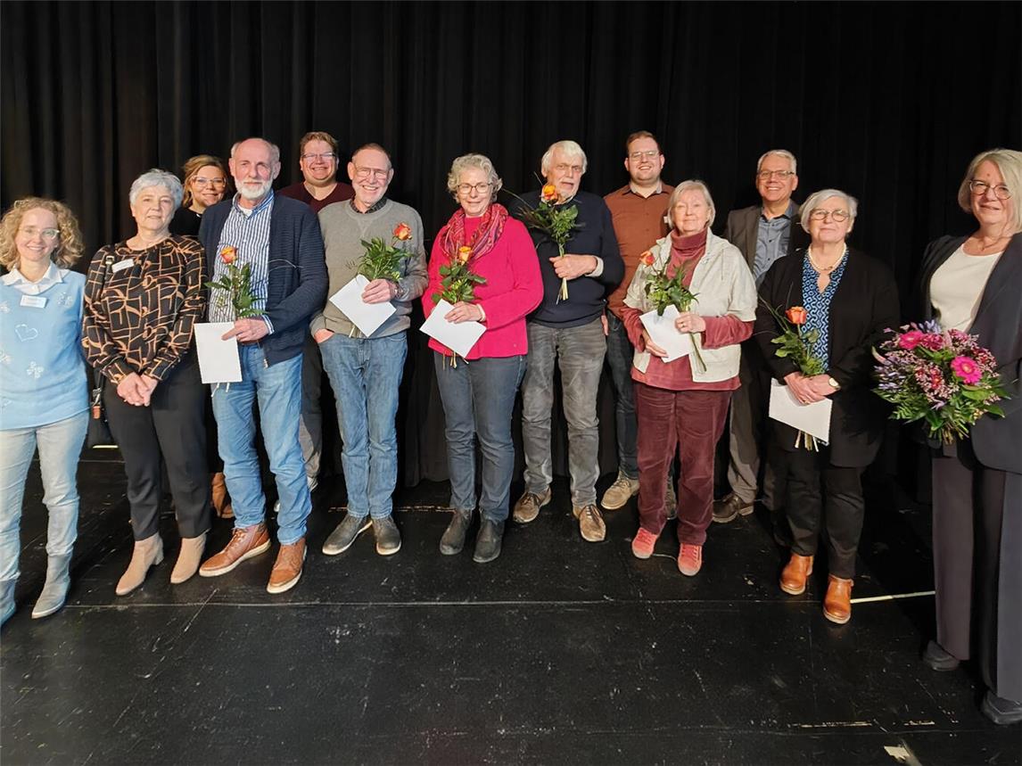 Der Betreuungsverein und Betreuungsrichterin Claudia Knickrehm (Amtsgericht Kleve rechts) ehrten rechtliche Betreuer für zehn- und 25-jährige Mitgliedschaft im Betreuungsverein. Foto: Edited with Google AI