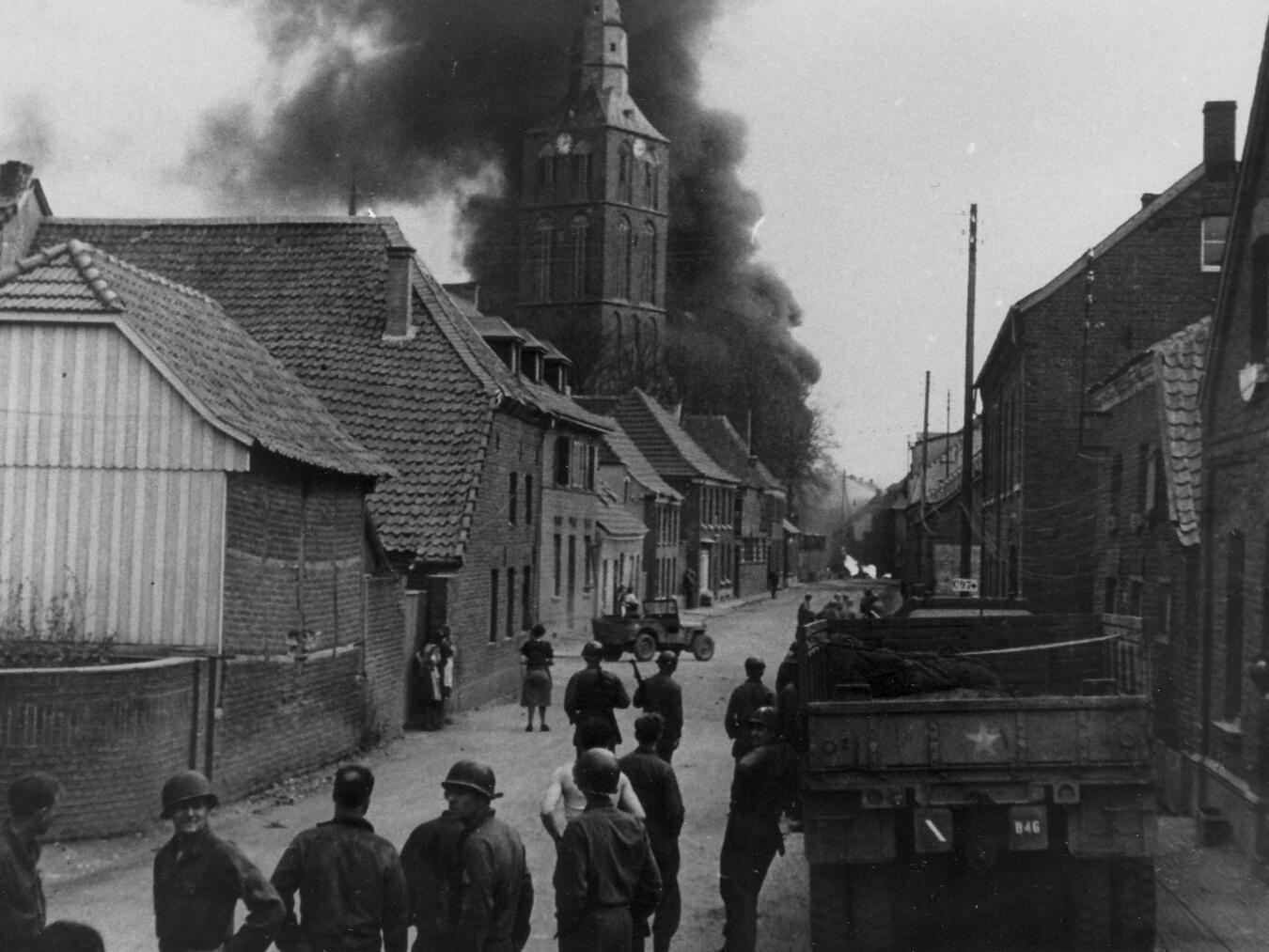 Der Brand eines US-Militär-LKWs an der Dennemarkstraße in Nieukerk, März 1945.Foto: Gemeindearchiv Kerken