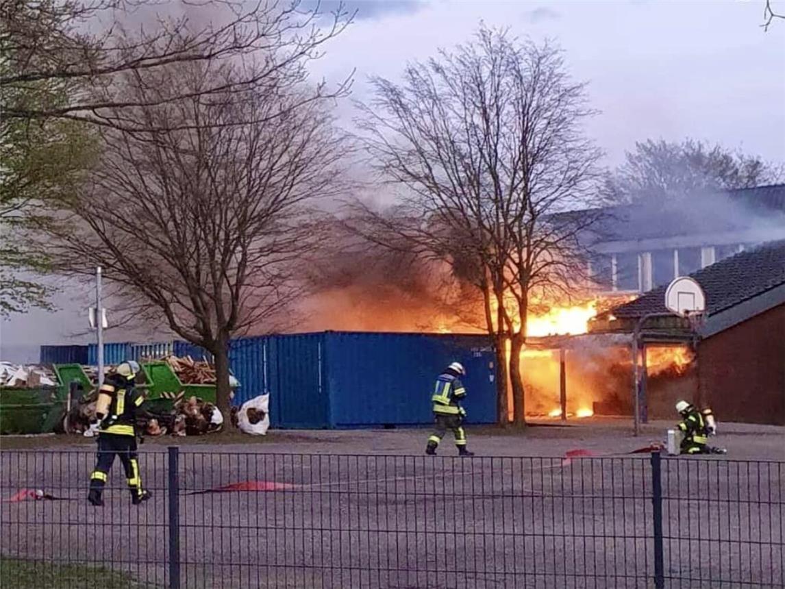 Der Brand griff von den Containern auch aufs Schulgebäude über. Foto: Freiwillige Feuerwehr Rheinberg