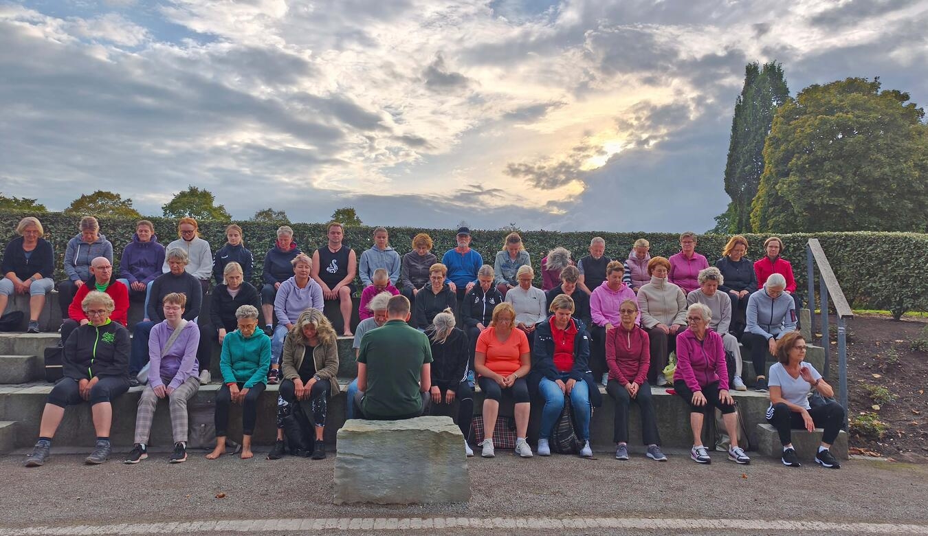 Der „BreathWalk“ mit Joachim Scholtheis beginnt und endet mit Atem- und Entspannungsübungen im Solegarten St. Jakob. Foto: Wallfahrtsstadt Kevelaer