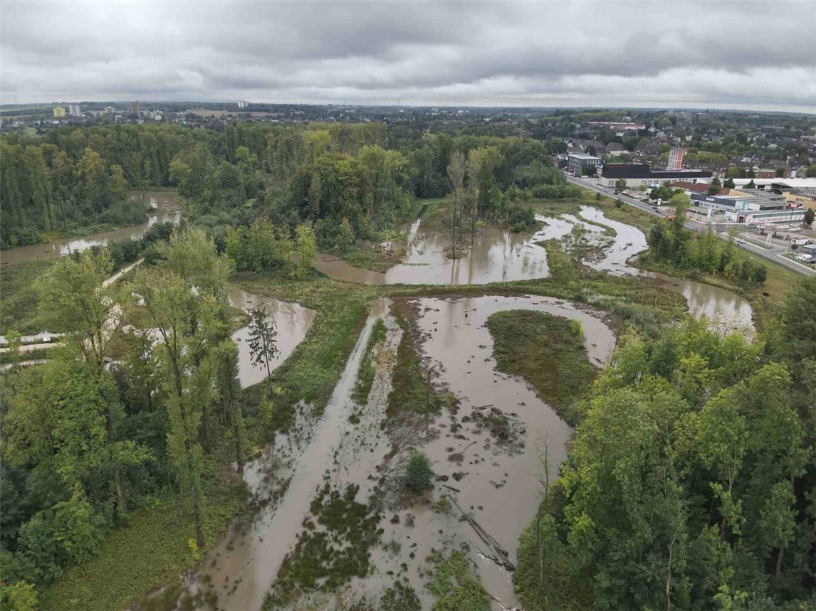 Der Bresgespark in Mönchengladbach zeigt seinen natürlichen Hochwasserrückhalt – Blick von Norden nach Süden.Foto: Niersverband