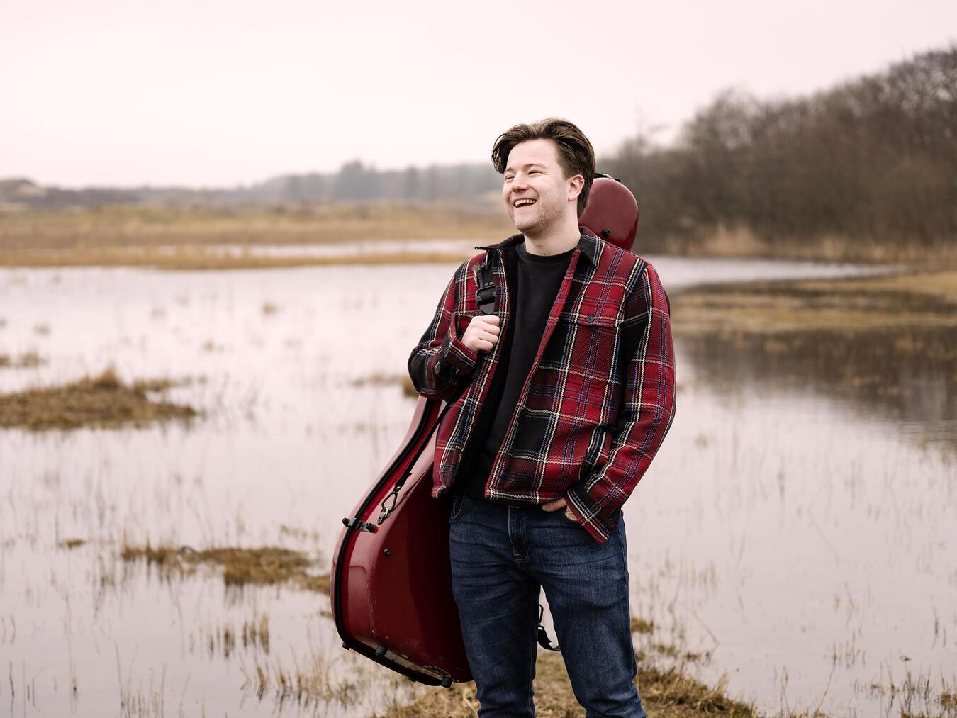 Nächstes KaffeeKonzert in Goch mit Dan Brandon Der britische Cellist Dan Brandon spielt Werke von Dobrinka Tabakova, Johann Sebastian Bach und Benjamin Britten. Foto: Sebiha Oztas