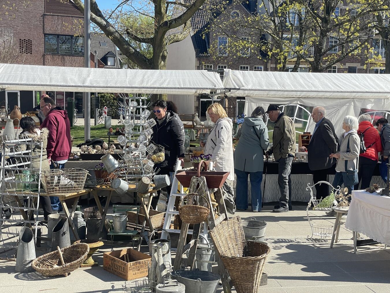 "Brocante-Markt in Kevelaer, 5. Veranstaltung, Vintage-Antiquitäten und Trödelstände, Foto von Tobias Nelke"