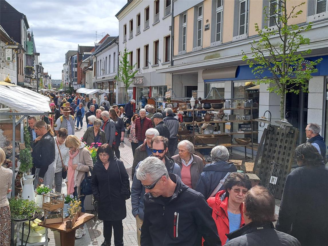 Der „Brocante Markt“ mit Sonntags-Shopping zieht viele Besucher in die Kevelaerer Innenstadt und die Geschäfte. Foto: © Wallfahrtsstadt Kevelaer