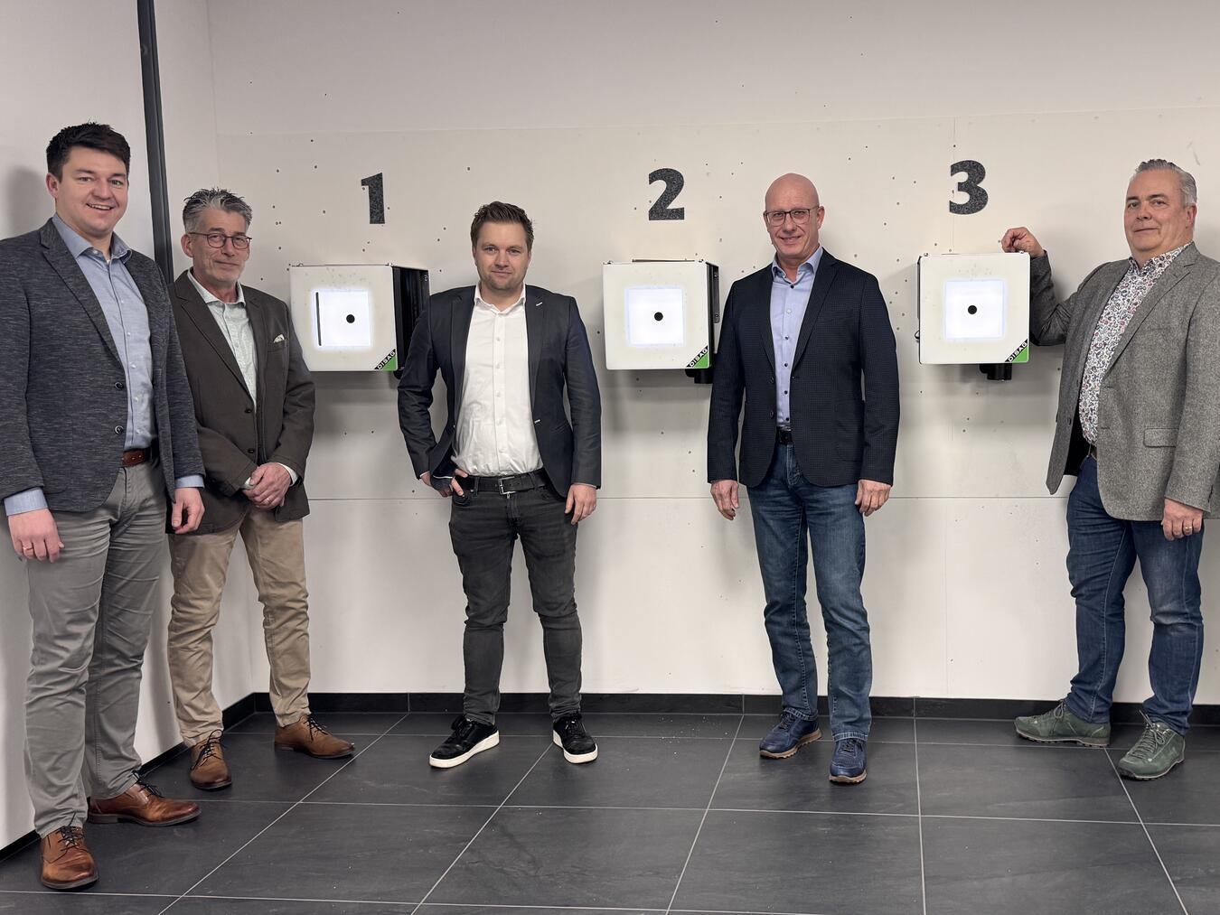 Der BSV-Vorstand (v. l.) Christoph Eyting, Armin van de Mötter, Oliver Ketzinger, Arndt Scholten und René Schenk (nicht im Bild: Michael Rose) auf dem Schießstand im neuen Schützenhaus. Foto: privat