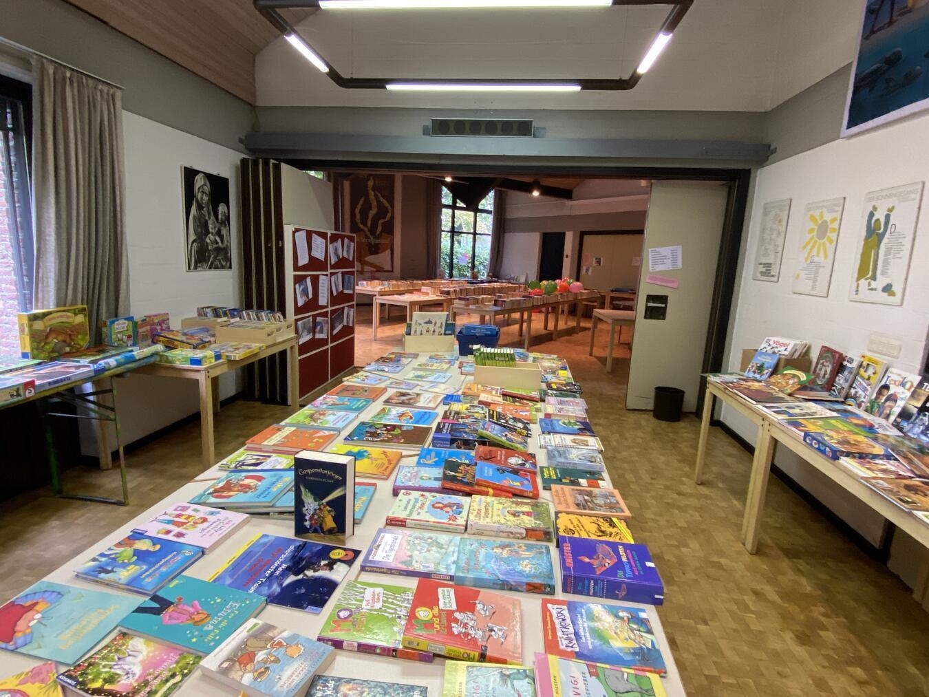 "Großer Bücherflohmarkt mit vielfältiger Auswahl an Büchern, Schnäppchen und Lesefreuden."