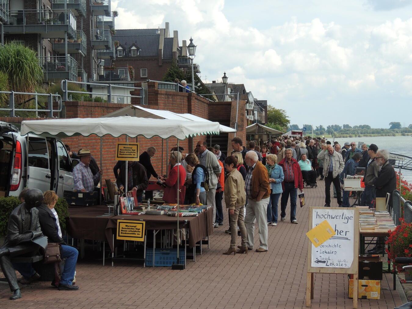 Der Büchermarkt in Rees, ein gern besuchter Ort für den freien Sonntag. Foto: Stadt Rees