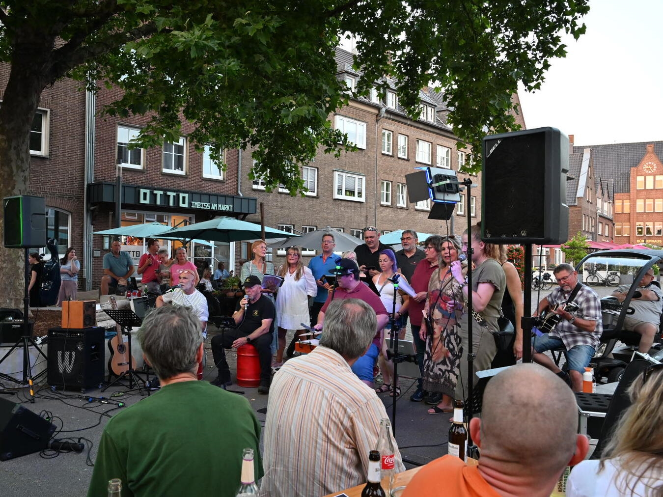 „Tage der Musik“ in Rees: 15 Veranstaltungen an vier Tagen "Akustik Jam im Buena Ressa Music Club an der Pumpe, Musiker mit Gitarren auf Bühne"