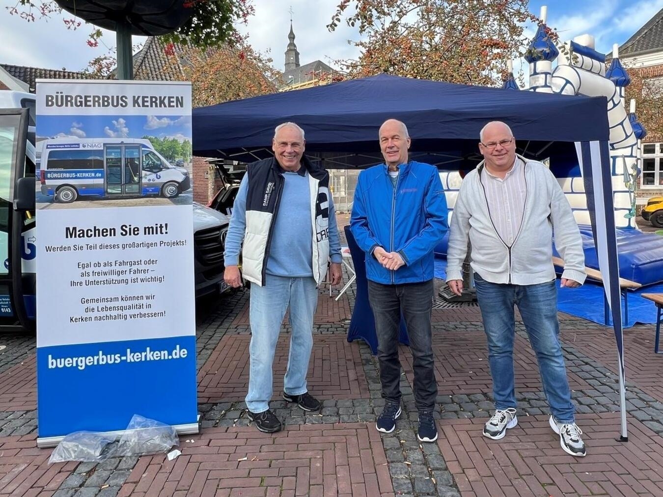 "Mitgliederversammlung Bürgerbusverein Kerken, Diskussion über Bürgerbusprojekt, Gruppenfoto, Innenaufnahme"