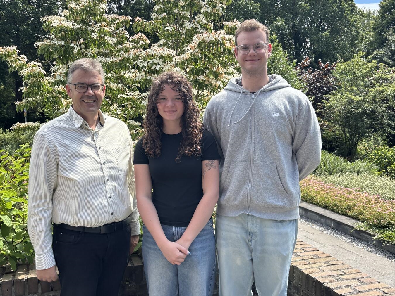 Der Bürgermeister der Gemeinde Issum, Alexander Alberts, mit Julia Maes und Philipp Noethen. Foto: Gemeinde Issum