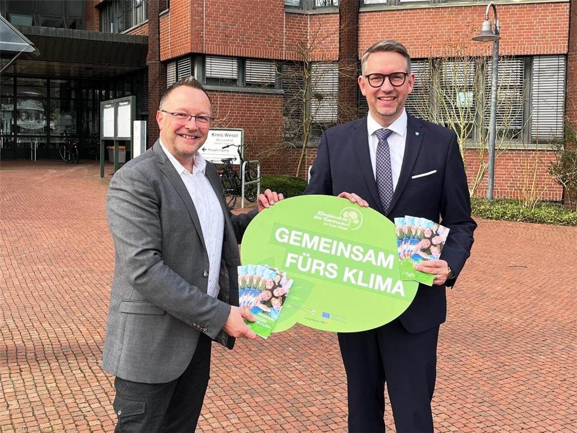Der Bürgermeister der Stadt Xanten Thomas Goertz hat den Vorsitz des Klimabündnisses an Landrat Ingo Brohl übergeben. Foto: Kreis Wesel