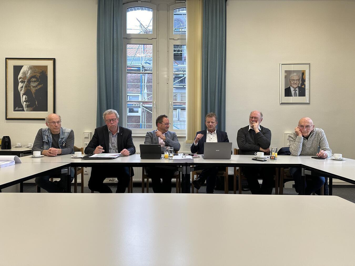 Der Bürgermeister und fünf Fraktionsvorsitzende stellten die Ergebnisse vor. NN-Foto: SP