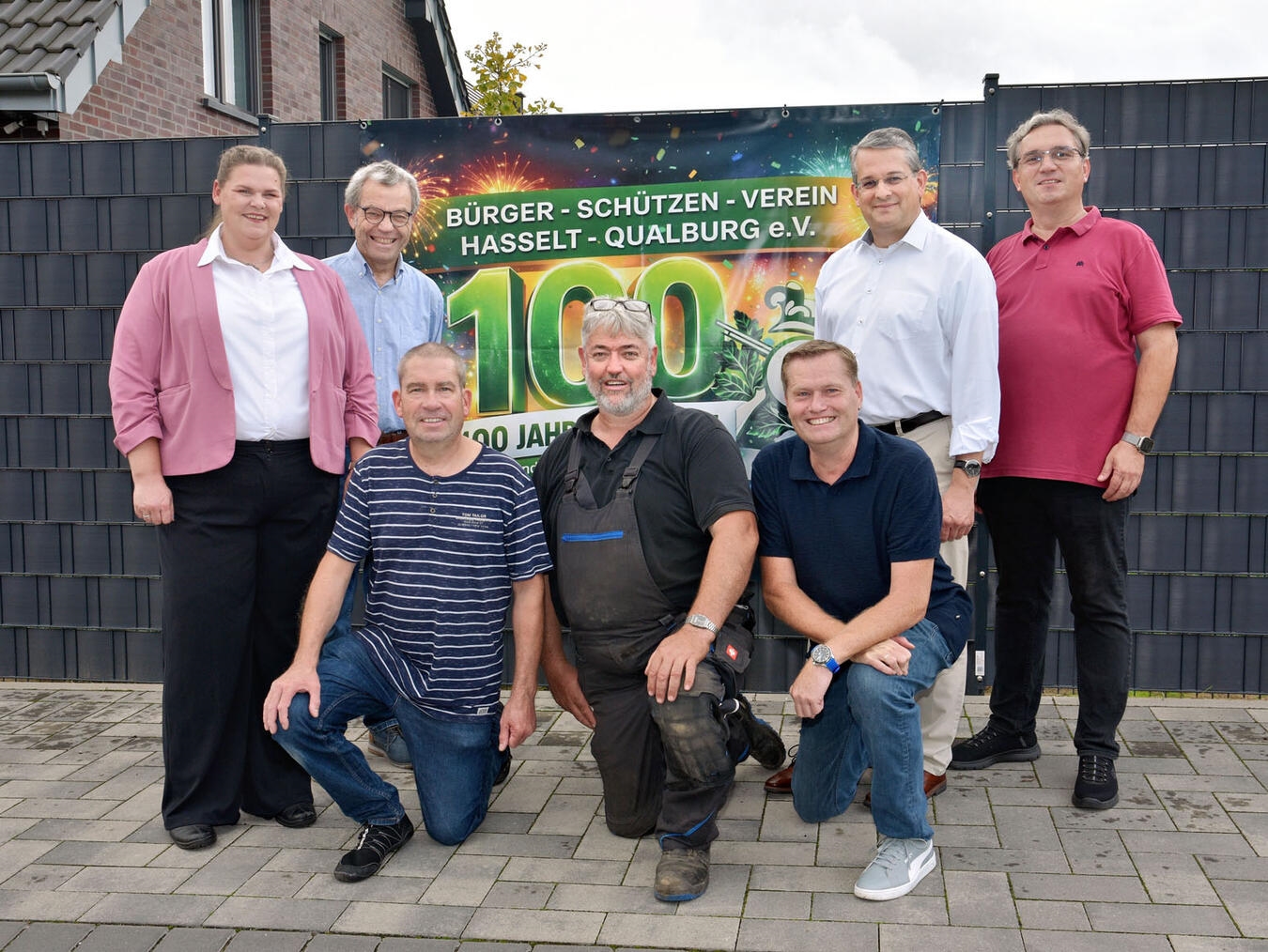 "Vorstandsmitglieder des Bürgerschützenvereins Hasselt-Qualburg feiern 100-jähriges Bestehen bei Kirmes"