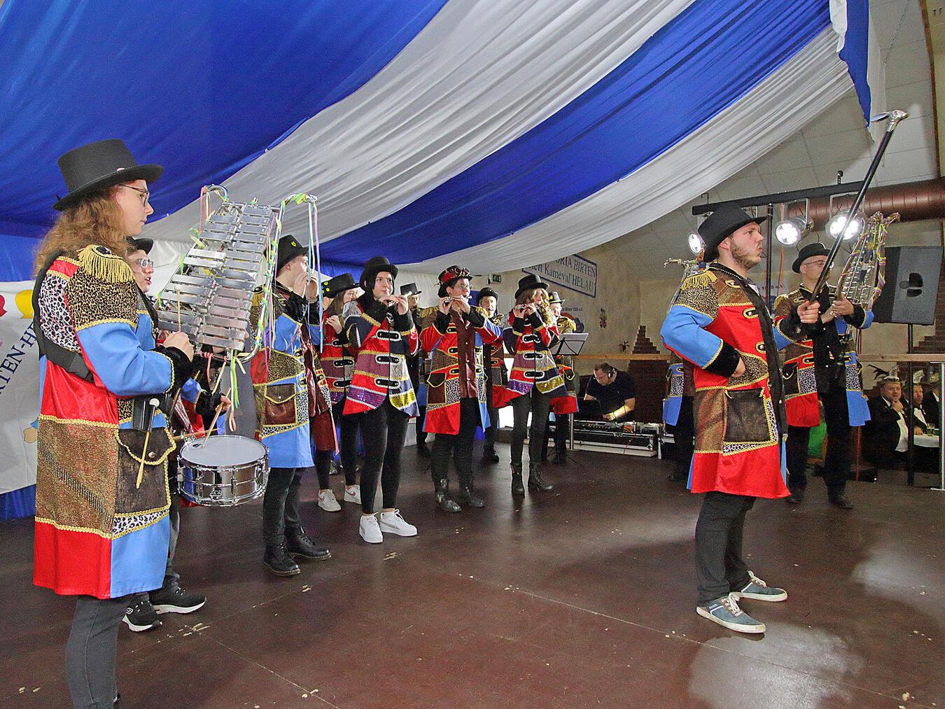Der Bundesschützen- und Landestambourkorps Birten heizte den Narren im vergangenen Jahr schon vor dem offiziellen Beginn ein. NN-Fotos (3/Archiv): Theo Leie
