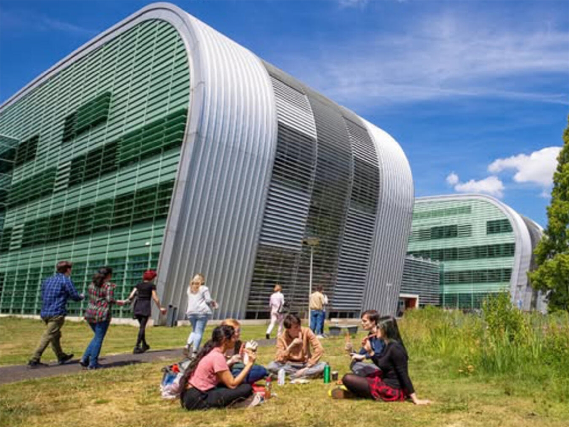 "Moderner Campus der Radboud Universität in Nimwegen bei sonnigem Wetter"