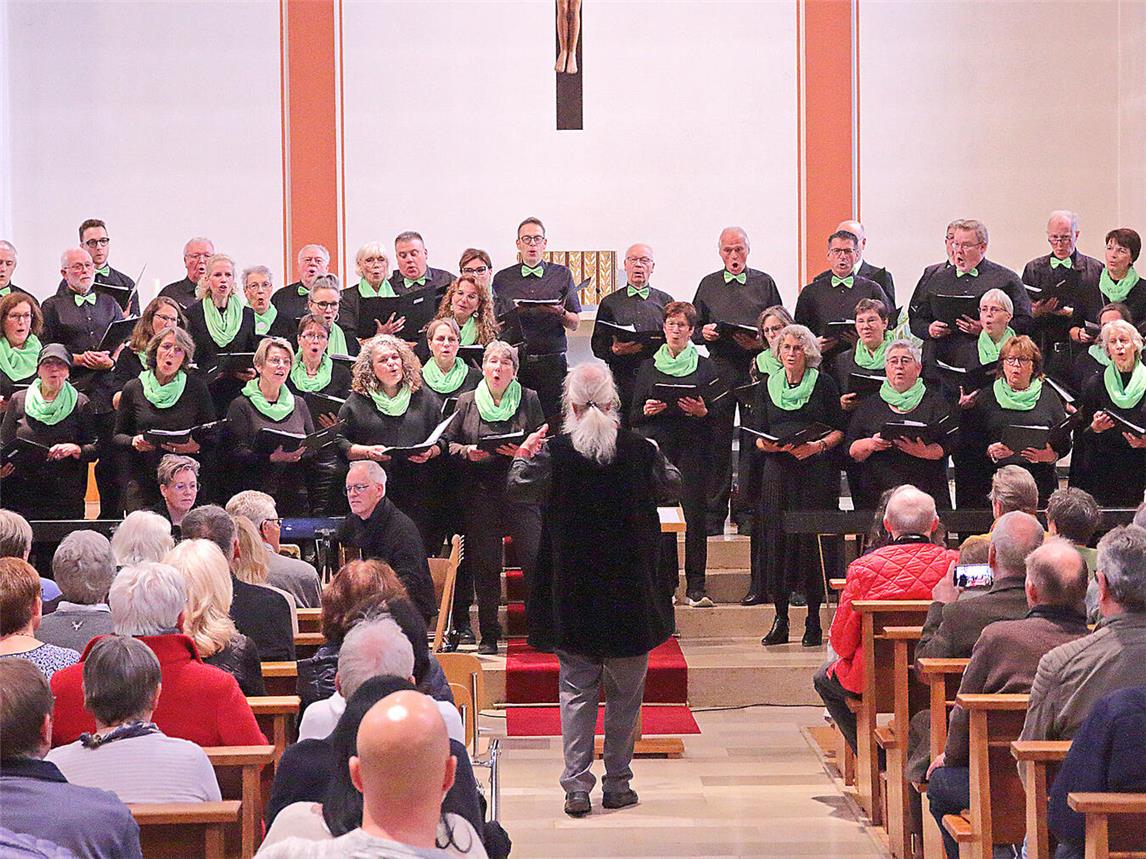 Der Cantiamo-Chor bei seinem Jubiläumskonzert in St. Bernardin. NN-Foto: Theo Leie