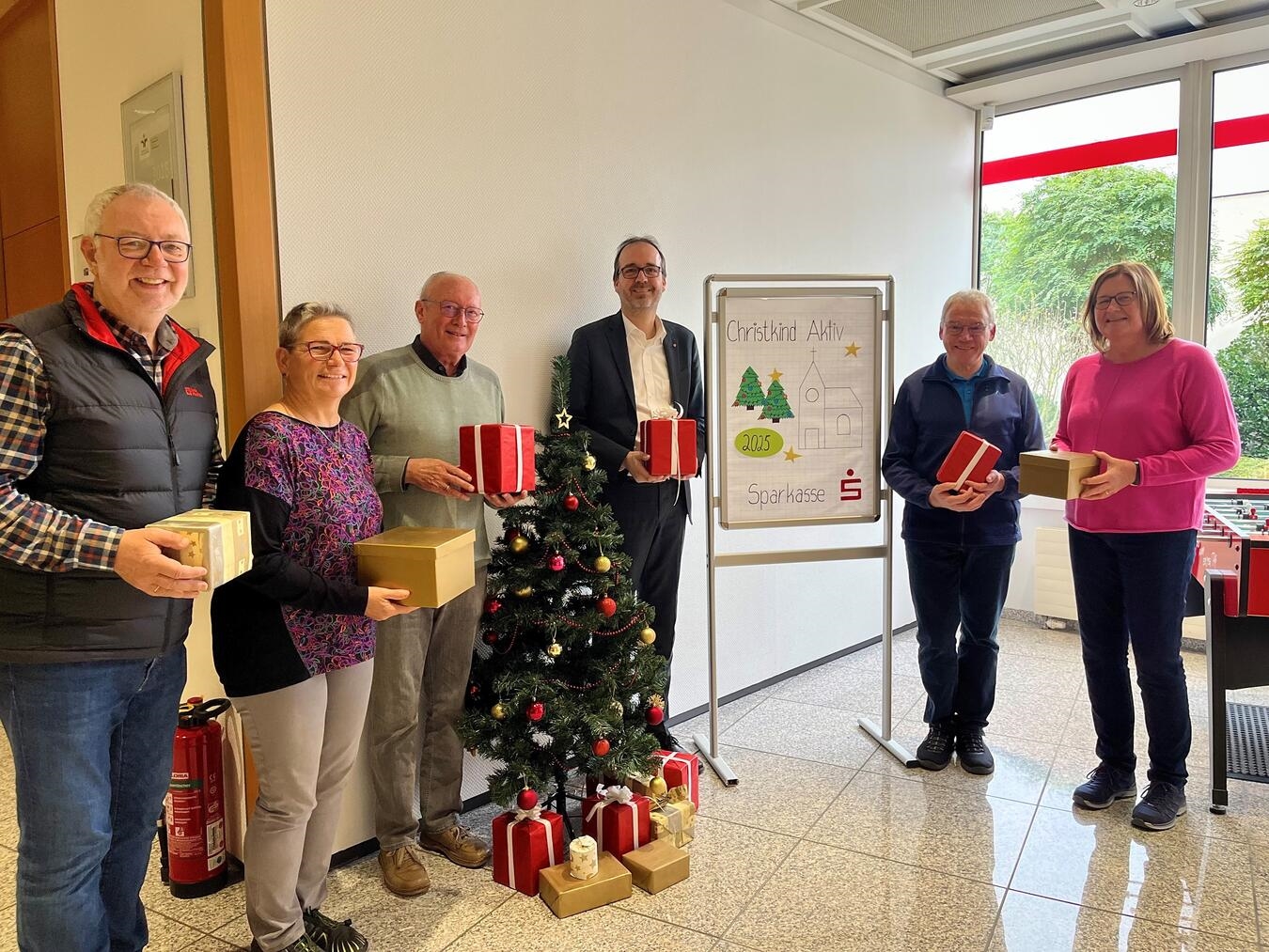 Der Caritas-Ausschuss und die Sparkasse Krefeld rufen zur Aktion „Christkind Aktiv“ auf.Foto: privat