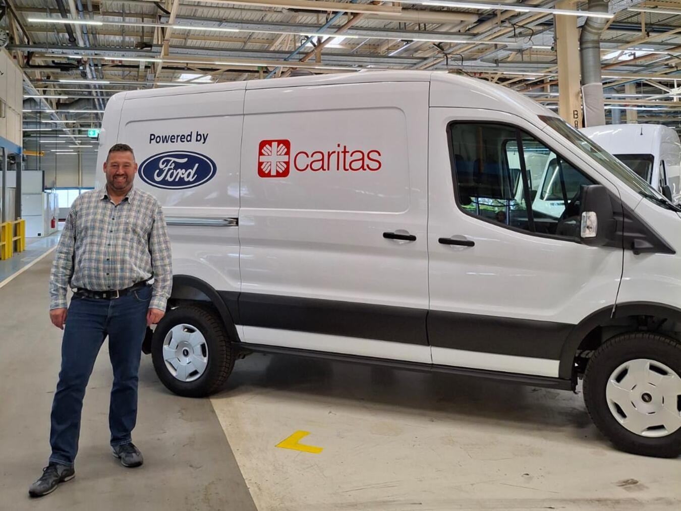 Der Caritasverband Geldern-Kevelaer freut sich über einen von 40 E-Transits, die Ford Deutschland der Caritas zur Verfügung stellt.Bildquelle: Caritasverband Geldern-Kevelaer