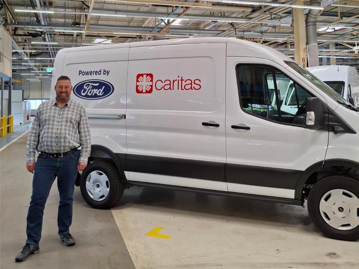 Der Caritasverband Geldern-Kevelaer freut sich über einen von 40 E-Transits, die Ford Deutschland der Caritas zur Verfügung stellt.Bildquelle: Caritasverband Geldern-Kevelaer