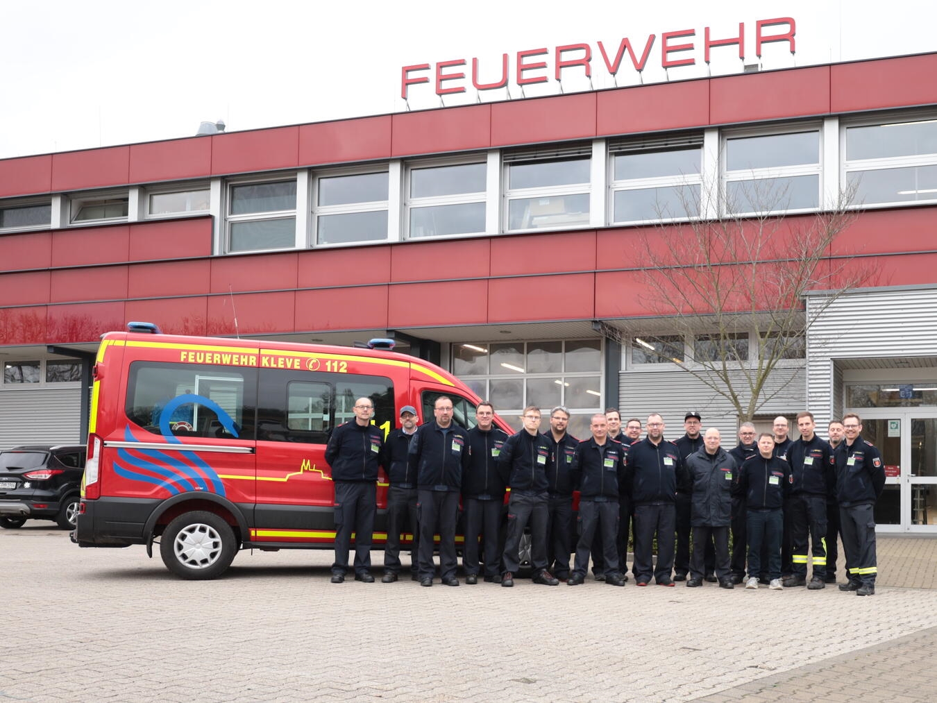 Der CBRN-Zug der Feuerwehr Kleve vor dem Gebäude der Werkfeuerwehr des Forschungszentrums Jülich. Foto: Feuerwehr Kleve