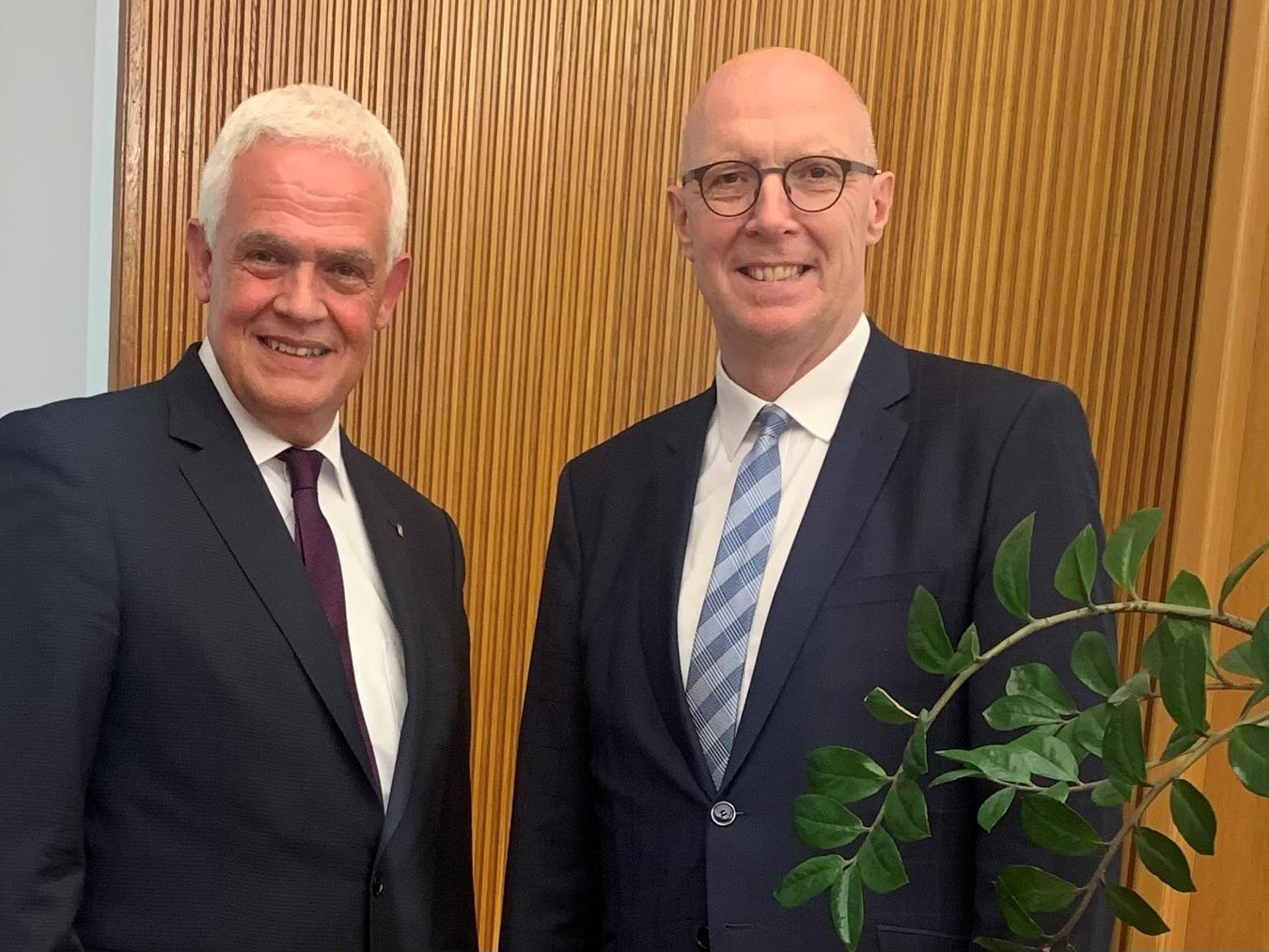 Der CDU-Kreisvorsitzende Dr. Günther Bergmann, MdL, freut sich über das einstimmge Votum für den frisch vorgeschlagenen Landratskandidaten der CDU, den Reeser Bürgermeister Christoph Gerwers (r.). Foto: privat