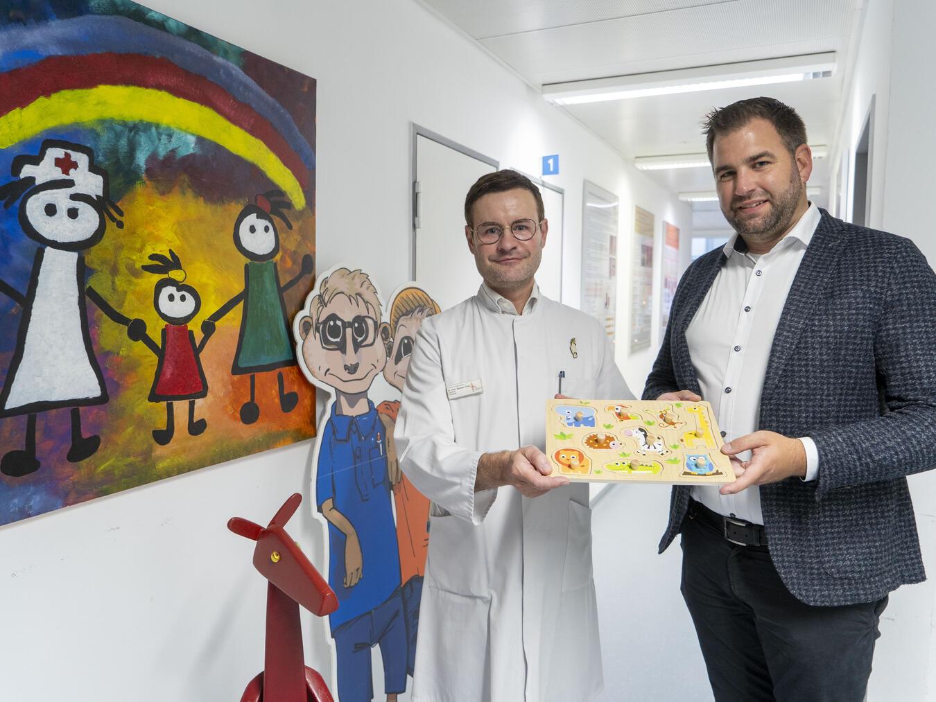 Holzpuzzles für die Klinik für Kinder und Jugendliche des St.-Clemens-Hospitals Der Chefarzt der Klinik für Kinder und Jugendliche, Dr. med. Karsten Thiel, und Volksbank-Berater Torsten Kamke. Foto: Gerhard Seybert