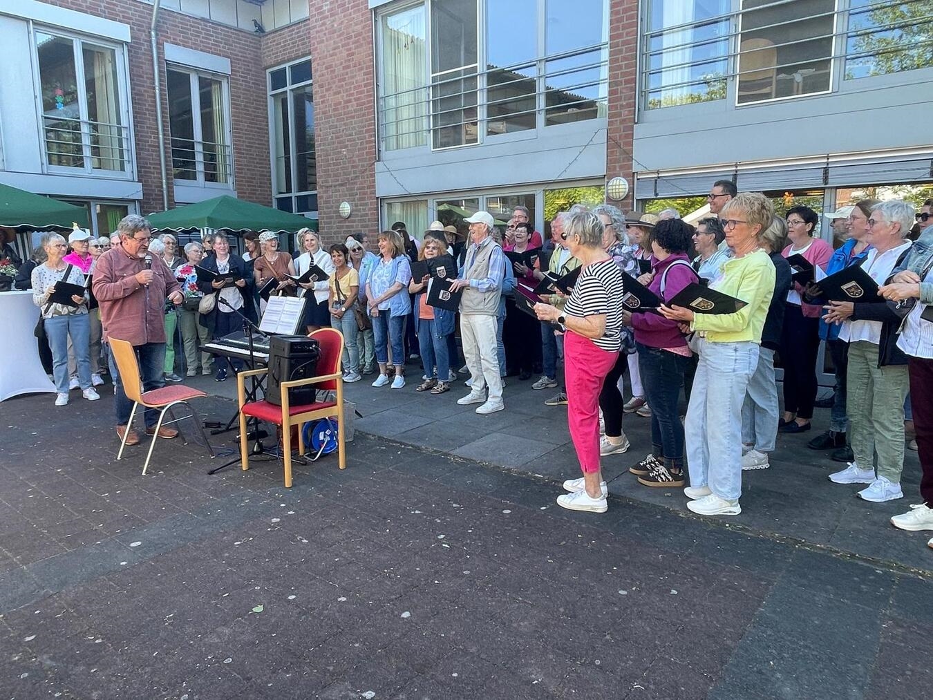 Der Chor 1847 Geldern beim Mai-Singen im Haus Golten. Foto: privat