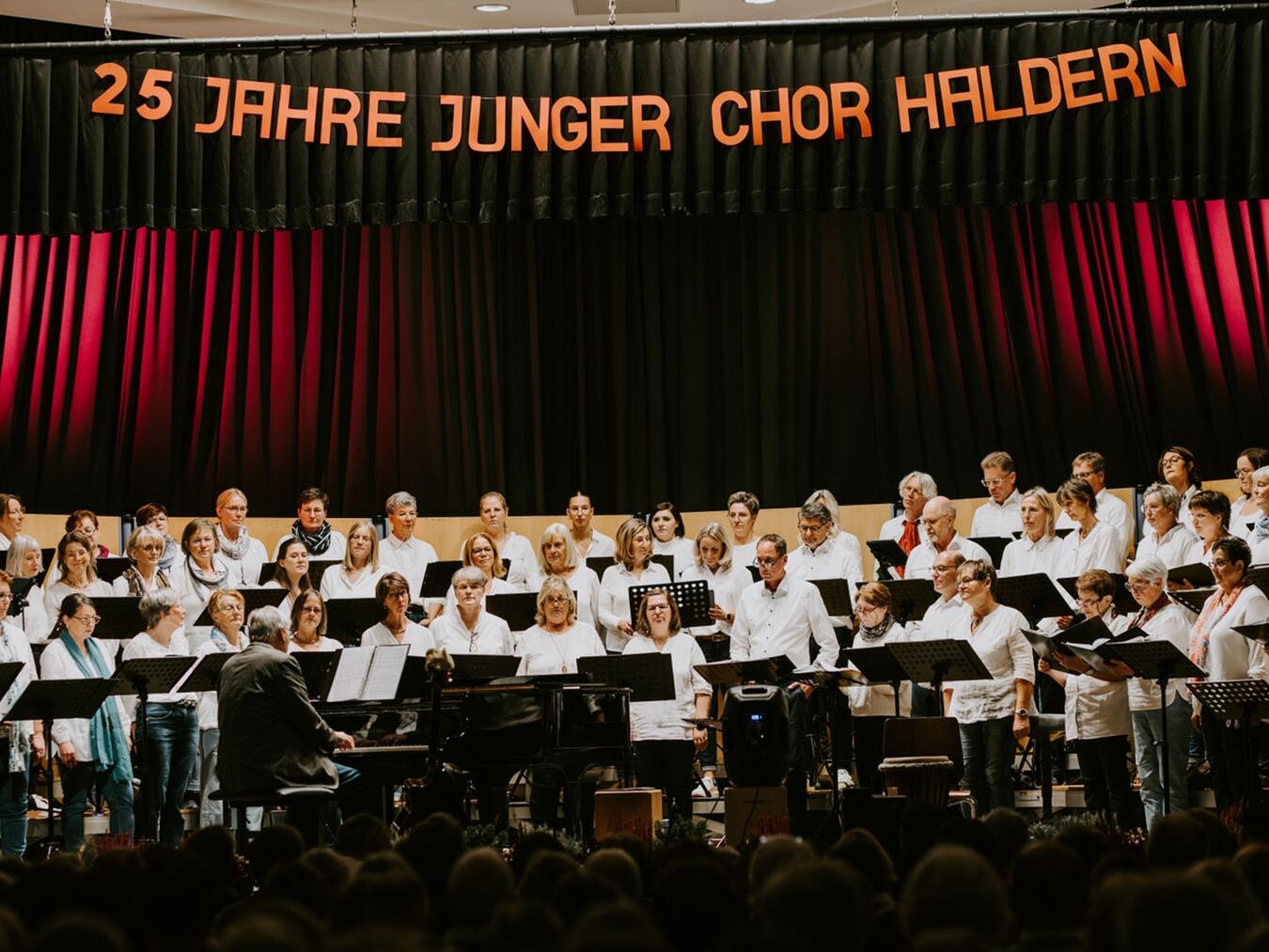 Der Chor „Best Age“ beim Konzert im Reeser Bürgerhaus. Foto: Junger Chor Haldern/Jenny Figge