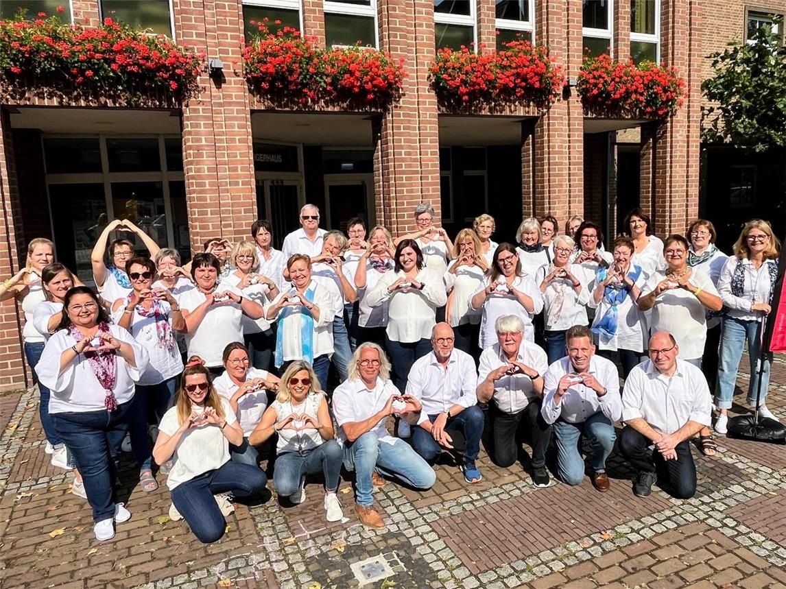 Der Chor „Best Age“ vor dem Konzert am 31. August im Bürgerhaus Rees. Foto: privat