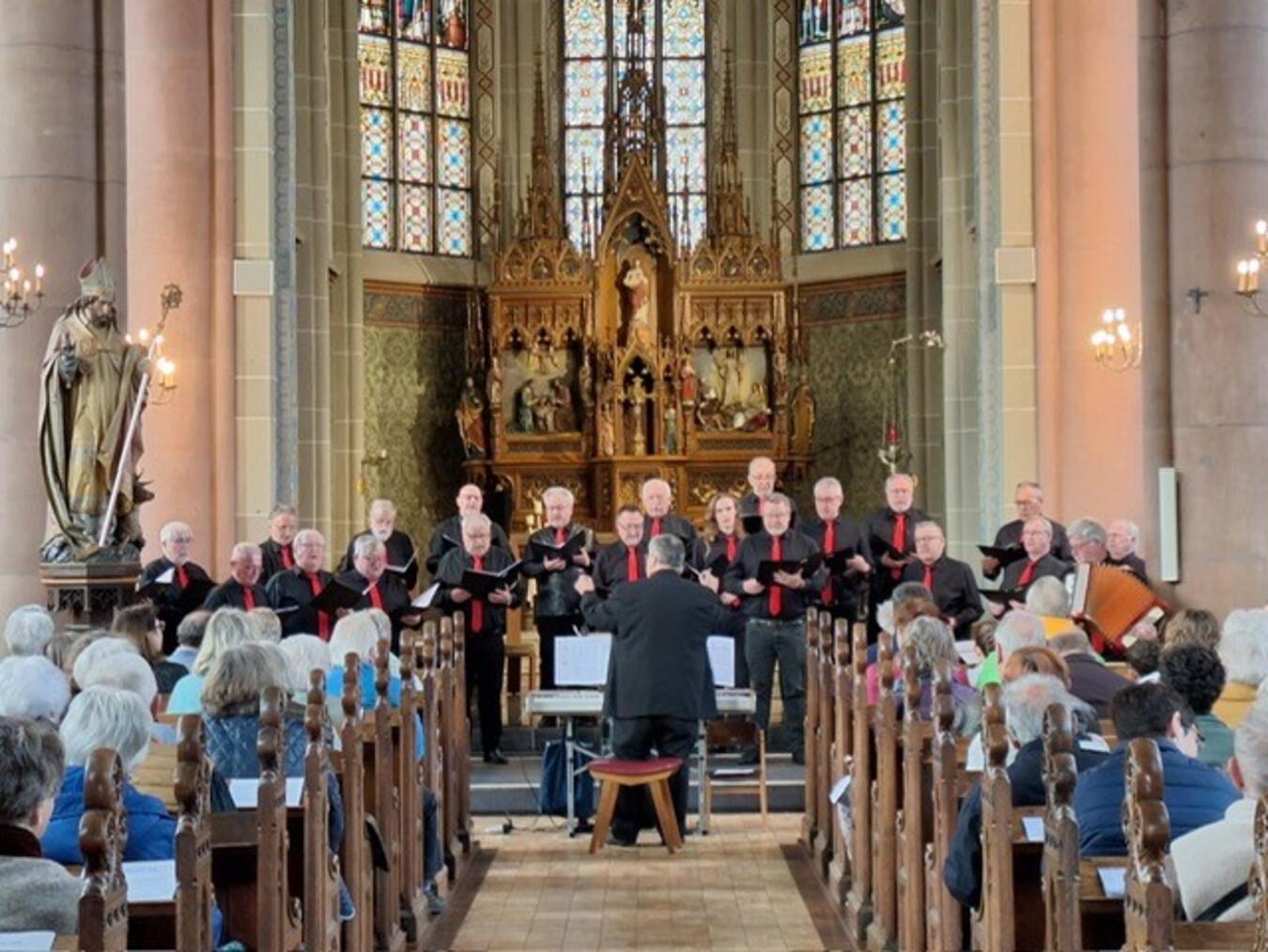 Der Chor des MGV-Cäcilia bei seinem Frühlingskonzert in der St.-Hubertus-Kirche Foto: privat