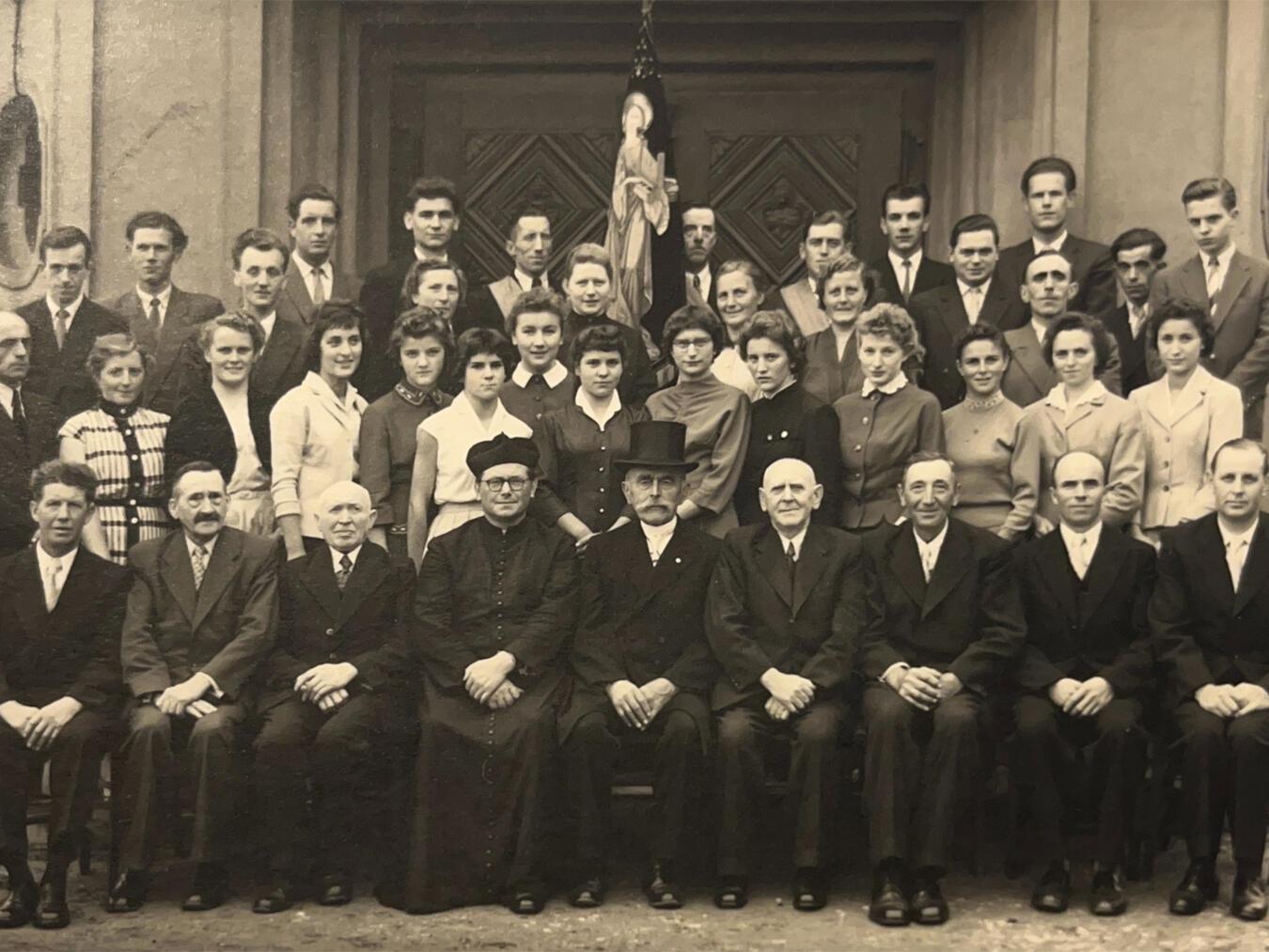 Festmesse und Festakt zum Jubiläum in St. Cornelius Der Chor im Jahr 1955 vor dem Kirchenportal der damaligen Kirche in Broekhuysen.