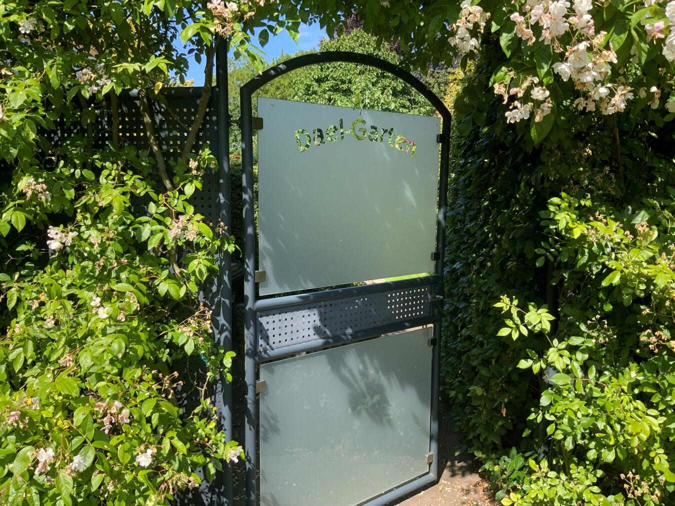 "Dael-Garten Eröffnung, blühende Landschaft und Besucher, Foto: privat"