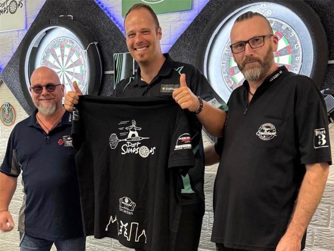 Der Dartsprofi Max Hopp, auch „Maximiser“ genannt, gab in Straelen viele Tipps für ein erfolgreiches Dartsspiel. Foto: Privat