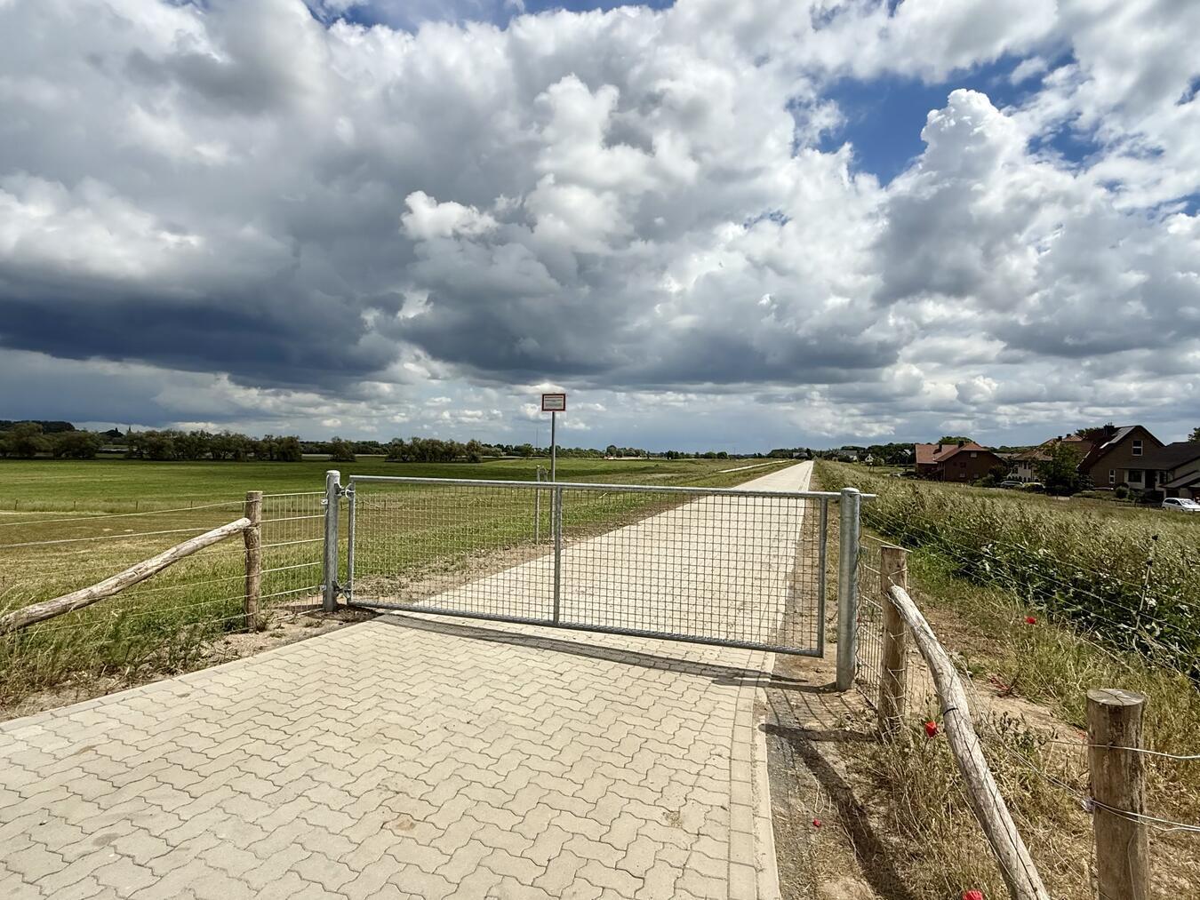 Der Deichkronenweg in Lüttingen ist aktuell für Fußgänger und Fahrradfahrer gesperrt. NN-Foto: SP